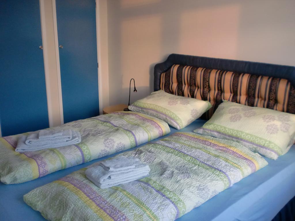 Guesthouse Tilraun 블론두오스 객실 사진